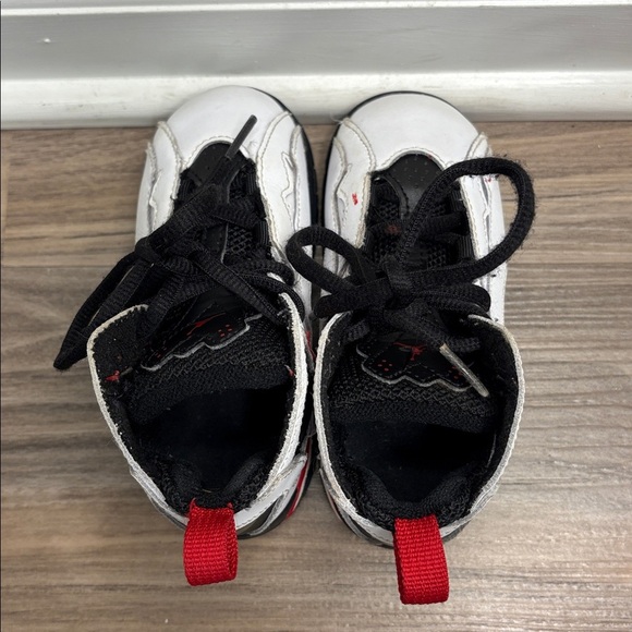 JORDAN WHITE AND BLACK SNEAKERS FOR STYLE AND CONFORT. - Picture 6 of 6